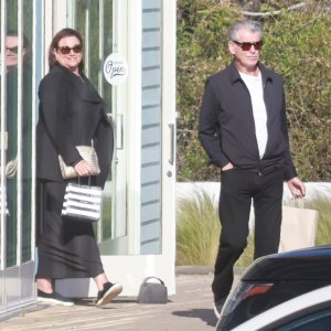 Pierce Brosnan i Keely Shaye Smith