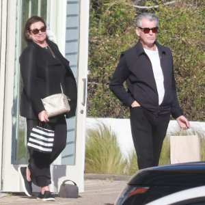 Pierce Brosnan i Keely Shaye Smith