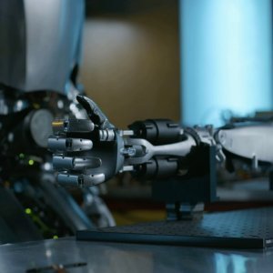 Elon Musk predstavio Teslinog robota Optimusa
