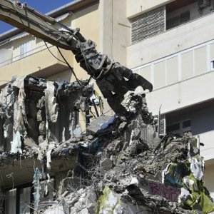 Nastavak rušenja hotela Marjan na Zapadnoj obali