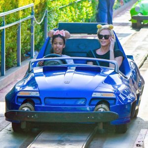 Charlize Theron u Disneylandu