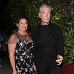 Pierce Brosnan i Keely Shaye Smith