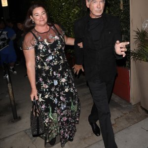 Pierce Brosnan i Keely Shaye Smith