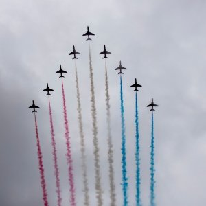 Akrobatska grupa britanskog ratnog zrakoplovstva Red Arrows nastupila na krunidbi kralja Charlesa