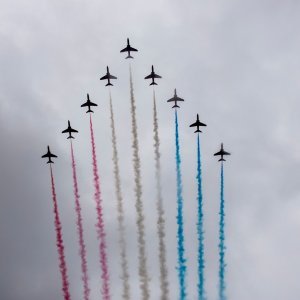 Akrobatska grupa britanskog ratnog zrakoplovstva Red Arrows nastupila na krunidbi kralja Charlesa