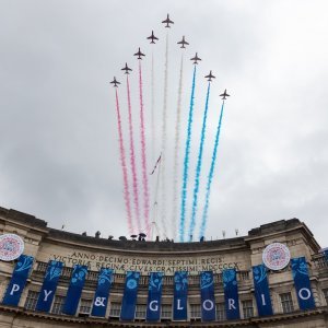 Akrobatska grupa britanskog ratnog zrakoplovstva Red Arrows nastupila na krunidbi kralja Charlesa