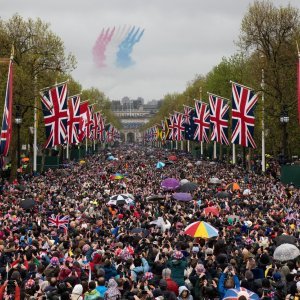 Akrobatska grupa britanskog ratnog zrakoplovstva Red Arrows nastupila na krunidbi kralja Charlesa