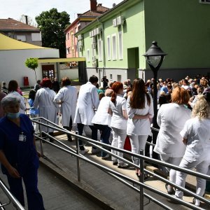Prosvjed medicinskih sestara i tehničara ispred Opće bolnice u Slavonom Brodu