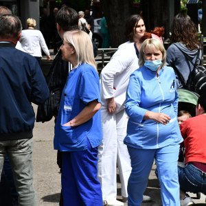 Prosvjed medicinskih sestara i tehničara ispred Opće bolnice u Slavonom Brodu