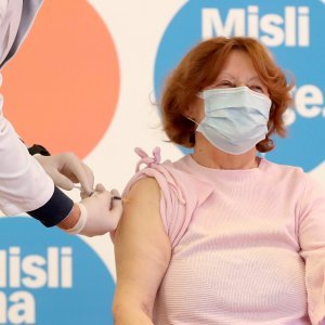 Branka Aničić primila je prvu dozu cjepiva protiv koronavirusa u Hrvatskoj