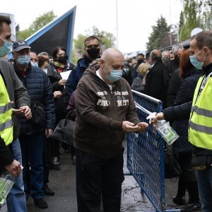 Dezinfekcija ruku uoči cijepljenja na Zagrebačkom velesajmu