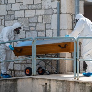 Odvoz preminulih pacijenata s covid-odjela zadarske bolnice