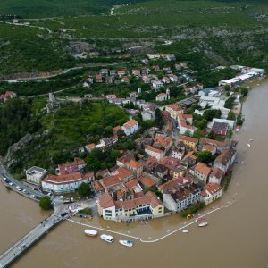 Poplavljeni Obrovac iz zraka