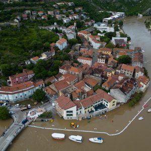 Poplavljeni Obrovac iz zraka