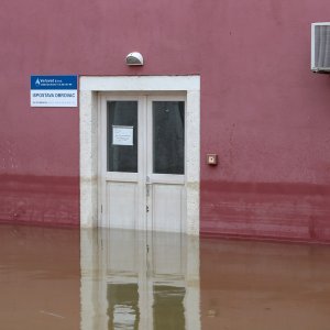 Razina poplave u Obrovcu za trećinu manja nego jučer