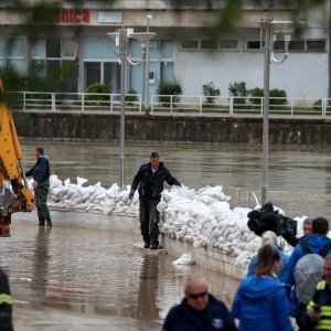 Razina poplave u Obrovcu za trećinu manja nego jučer