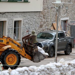 Razina poplave u Obrovcu za trećinu manja nego jučer