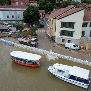 Povlačenje vode u Obrovcu