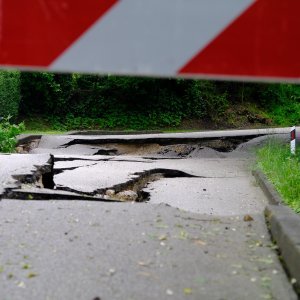U selu Globočec kod Marije Bistrice propao dio ceste zbog obilnih kiša