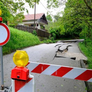 U selu Globočec kod Marije Bistrice propao dio ceste zbog obilnih kiša