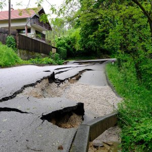 U selu Globočec kod Marije Bistrice propao dio ceste zbog obilnih kiša