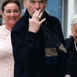 Pierce Brosnan i Keely Shaye Smith