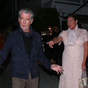 Pierce Brosnan i Keely Shaye Smith