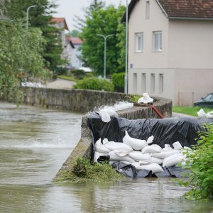 Rijeka Una i Sana ugrozile Novi Grad, nogometno igralište potpuno poplavljeno