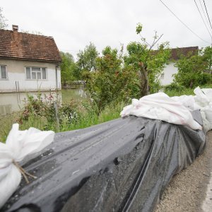 Rijeka Una i Sana ugrozile Novi Grad, nogometno igralište potpuno poplavljeno