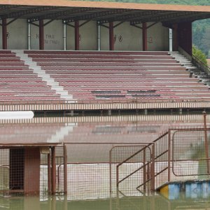 Rijeka Una i Sana ugrozile Novi Grad, nogometno igralište potpuno poplavljeno