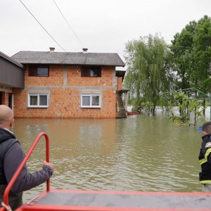 U karlovačkom naselju Selce evakuirali stariju ženu iz poplavljene kuće