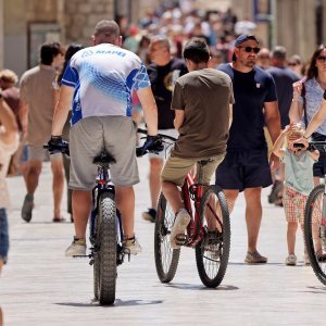 Sunčanu subotu mnogi su iskoristili za šetnju Zadrom