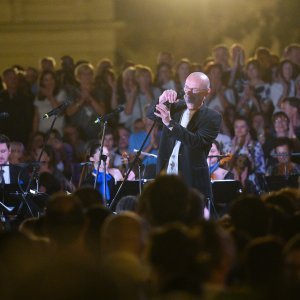 Koncert 'Vraćam se Zagrebe tebi' ispred Hrvatskoga narodnog kazališta