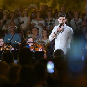 Koncert 'Vraćam se Zagrebe tebi' ispred Hrvatskoga narodnog kazališta