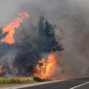 Jak vjetar otežava gašenje požara koji je planuo kod Grebaštice, kanaderi i air tractori u akciji, evakuiraju se kuće