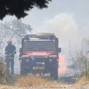 Jak vjetar otežava gašenje požara koji je planuo kod Grebaštice, kanaderi i air tractori u akciji, evakuiraju se kuće