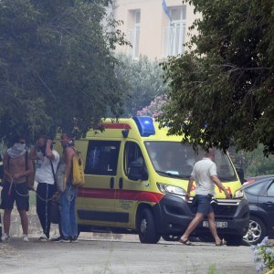 Jak vjetar otežava gašenje požara koji je planuo kod Grebaštice, kanaderi i air tractori u akciji, evakuiraju se kuće