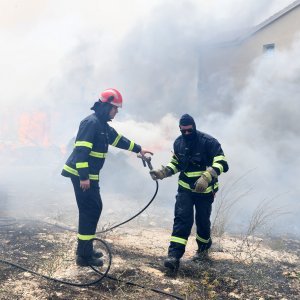 Jak vjetar otežava gašenje požara koji je planuo kod Grebaštice, kanaderi i air tractori u akciji, evakuiraju se kuće