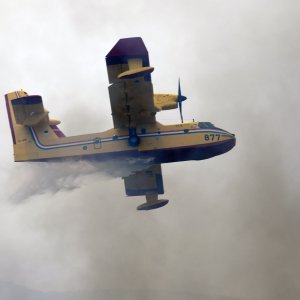 Jak vjetar otežava gašenje požara koji je planuo kod Grebaštice, kanaderi i air tractori u akciji, evakuiraju se kuće