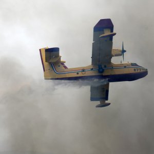 Jak vjetar otežava gašenje požara koji je planuo kod Grebaštice, kanaderi i air tractori u akciji, evakuiraju se kuće