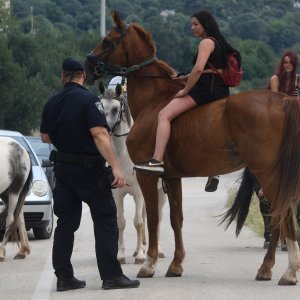 Jak vjetar otežava gašenje požara koji je planuo kod Grebaštice, kanaderi i air tractori u akciji, evakuiraju se kuće