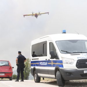 Jak vjetar otežava gašenje požara koji je planuo kod Grebaštice, kanaderi i air tractori u akciji, evakuiraju se kuće