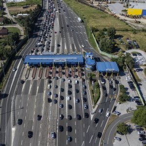 Pogled iz zraka na gužve na naplatnoj postaji Lučko