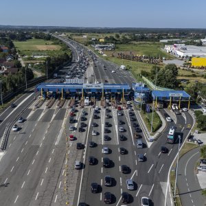 Pogled iz zraka na gužve na naplatnoj postaji Lučko