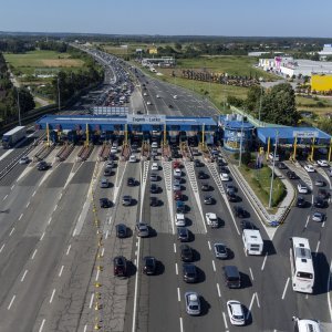 Pogled iz zraka na gužve na naplatnoj postaji Lučko