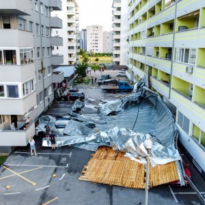 Vjetar odnio krovove zgrada u Španskom