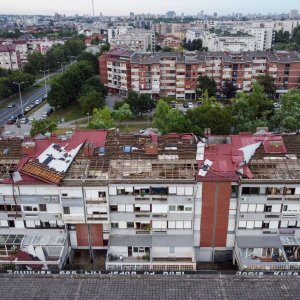 Vjetar odnio krovove zgrada u Španskom