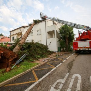 Jak vjetar popraćen obilnom kišom poharao Novigrad i okolicu