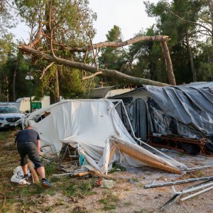 Jak vjetar popraćen obilnom kišom poharao Novigrad i okolicu