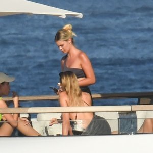 Leonardo DiCaprio s društvom na Sardiniji